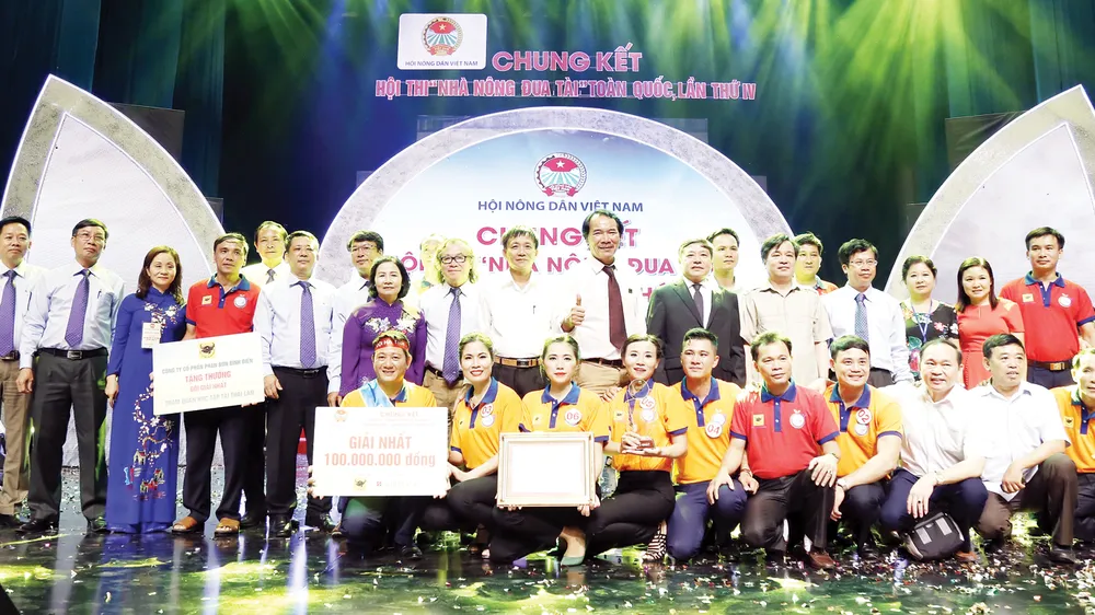 CEO Lê Quốc Phong (giữa) là người đứng đầu của thương hiệu Bình Điền - Đầu Trâu trong suốt 30 năm qua