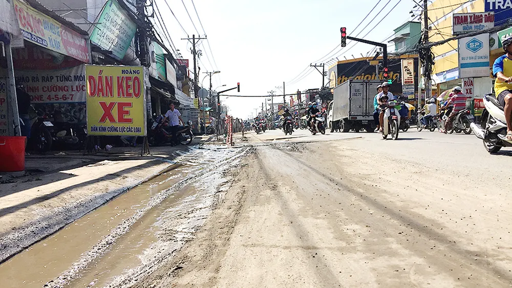 Tan nát quốc lộ 50