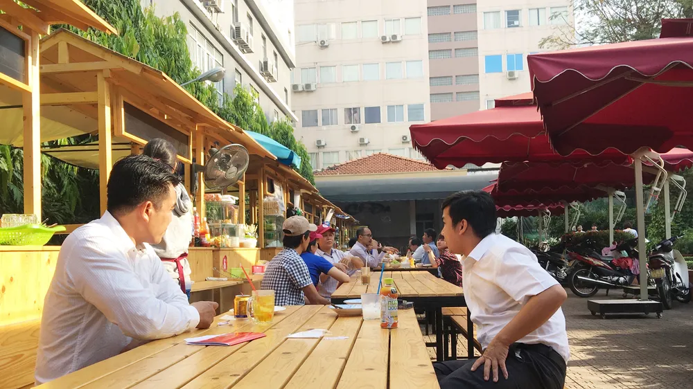 Điểm bán hàng ăn tập trung ở Công viên Bách Tùng Diệp thu hút nhiều thực khách 