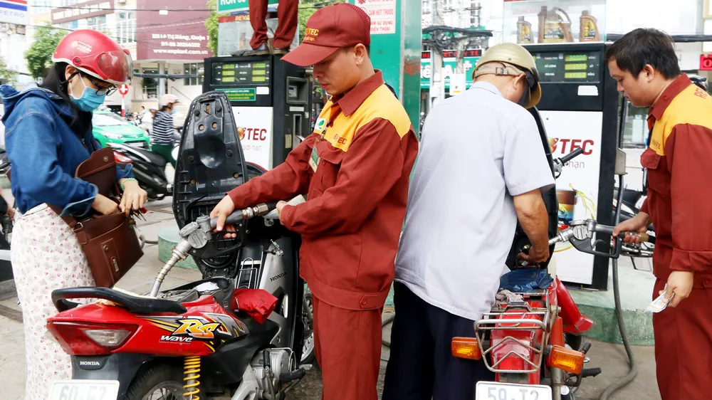Bất hợp lý thả nổi giá xăng RON 95