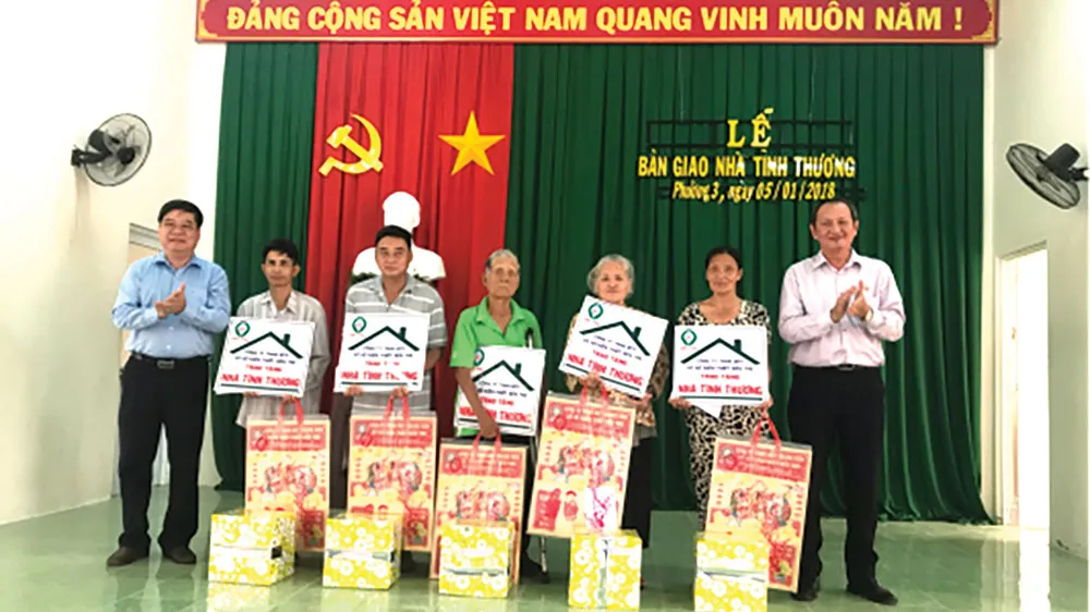 Ông Nguyễn Khắc Vũ - Chủ tịch kiêm Giám đốc Công ty TNHH MTV Xổ số kiến thiết tỉnh Bến Tre và ông Lưu Hoàng Tân - Giám đốc Công ty TNHH MTV Xổ số kiến thiết tỉnh Đồng Tháp trao số tiền tượng trưng và quà tặng cho 5 hộ nghèo