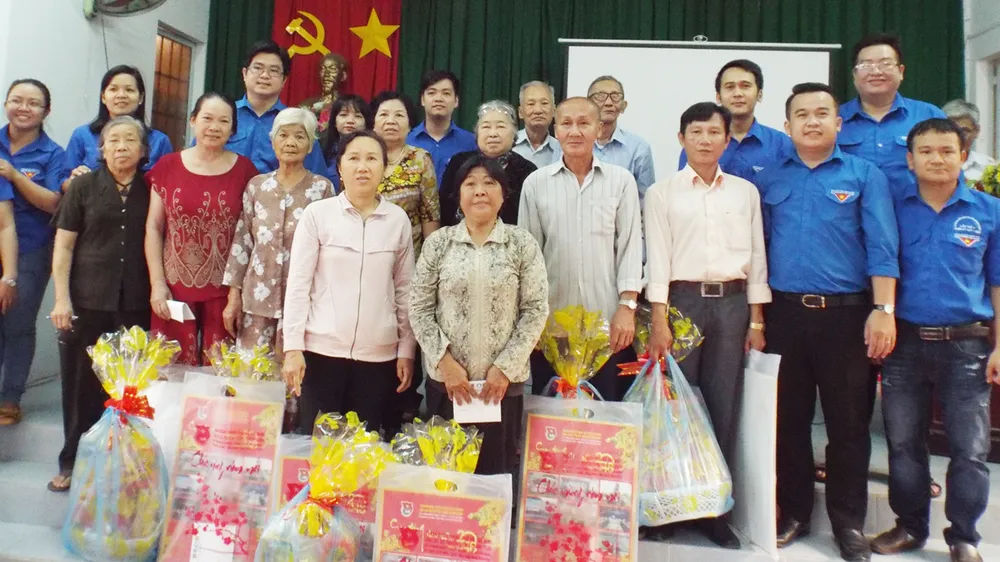 Thăm và tặng quà tết gia đình chính sách vùng căn cứ
