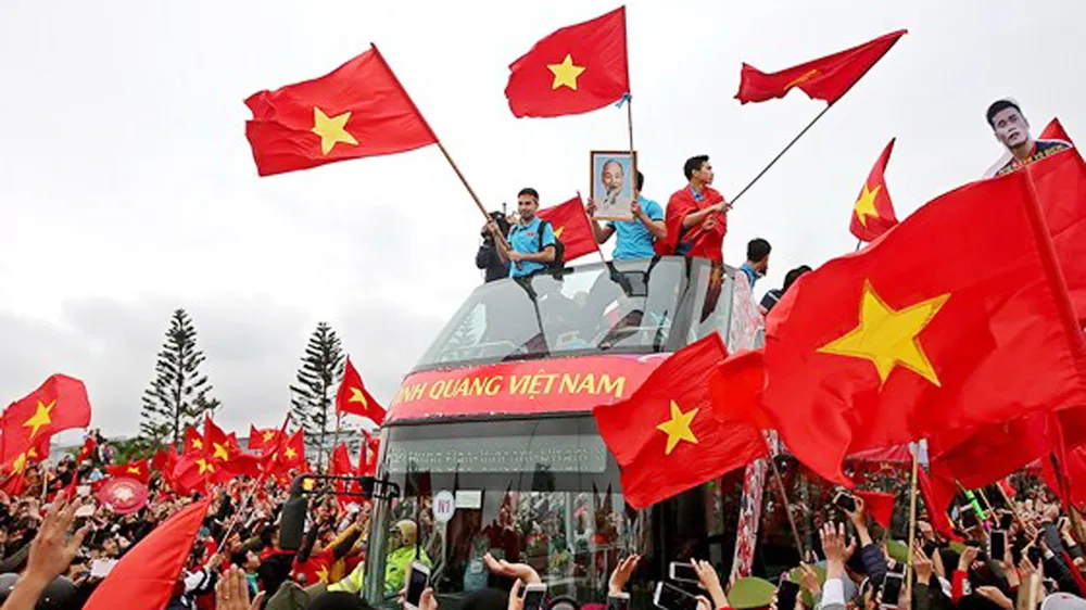 Đội tuyển U23 Việt Nam được người hâm mộ chào đón trong ngày về. Ảnh: MINH HOÀNG