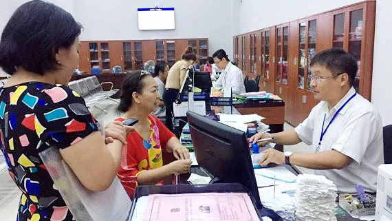 Cán bộ UBND quận 4 (TPHCM) giải quyết thủ tục hành chính cho người dân