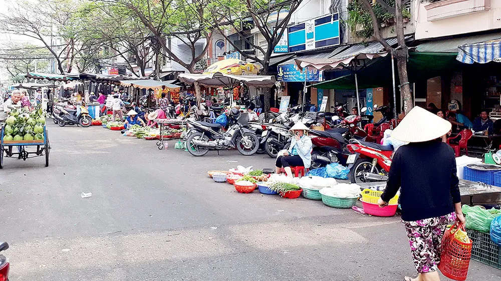 Xả hàng tràn ra phố