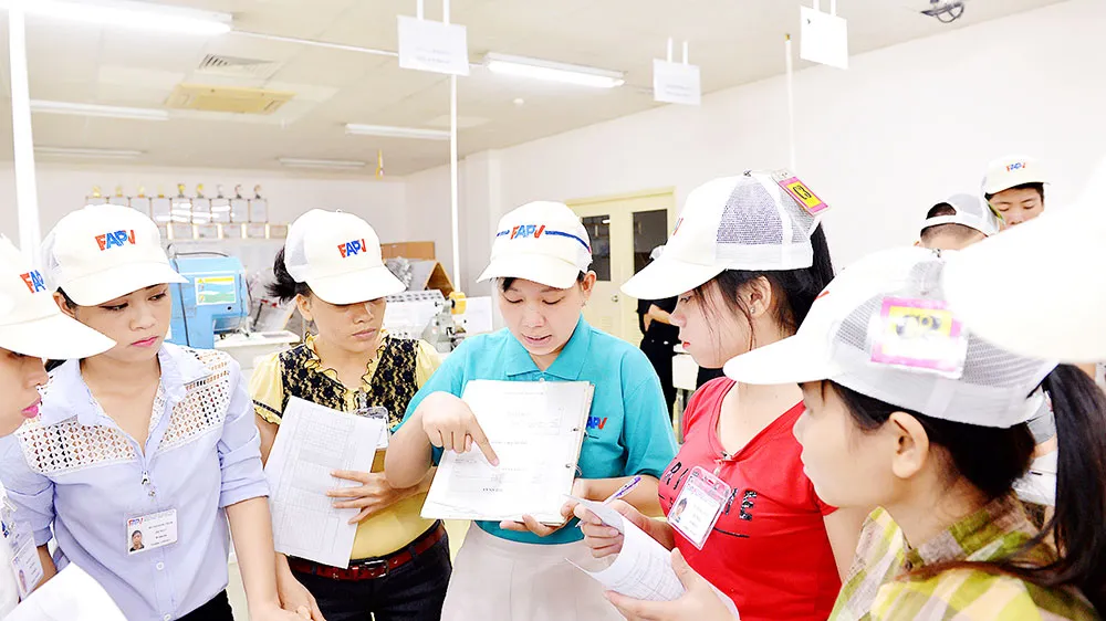 Học viên được đào tạo nghề ngay tại doanh nghiệp từ sự phối hợp giữa doanh nghiệp và trường nghề. Ảnh: VIỆT DŨNG