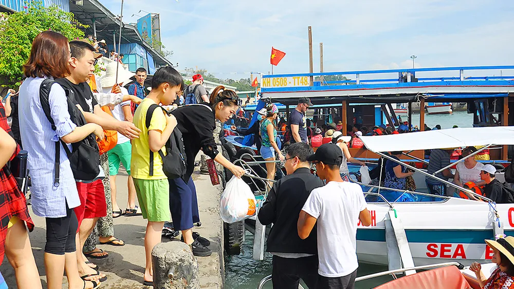Du lịch Khánh Hòa khổ vì… khách đông