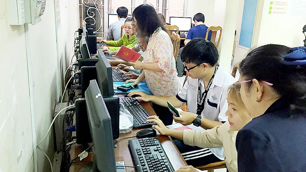 Niềm vui khi đi làm hộ chiếu