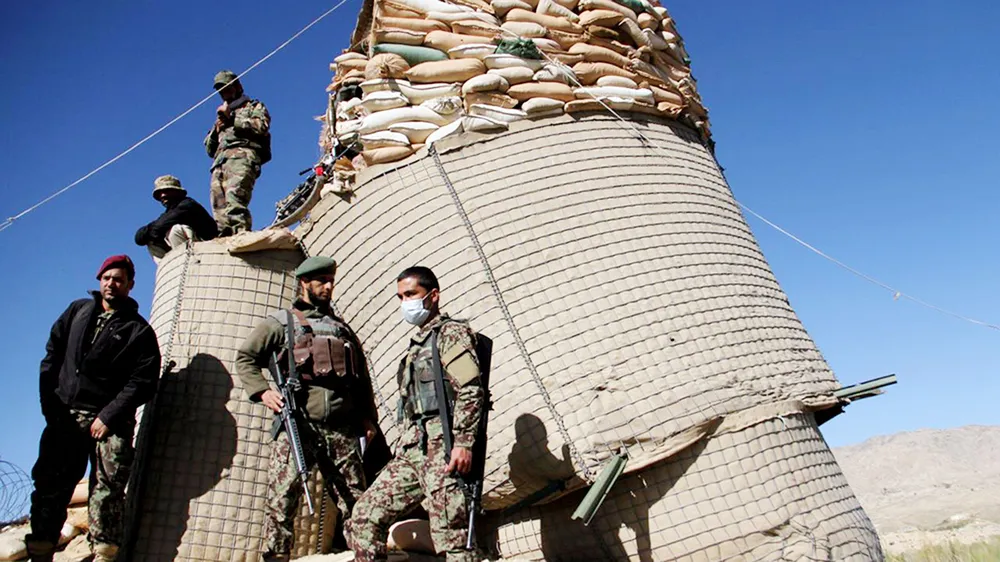 Binh sĩ bảo vệ tại một trạm kiểm soát ở huyện Khawaja Omari, tỉnh Ghazni, Afghanistan, ngày 12-4-2018. Ảnh: REUTERS