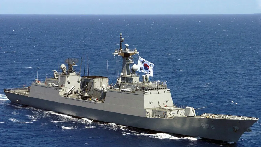 Tàu khu trục Hàn Quốc Munmu Great tham gia chống cướp biển ở vịnh Aden. Ảnh: US NAVY