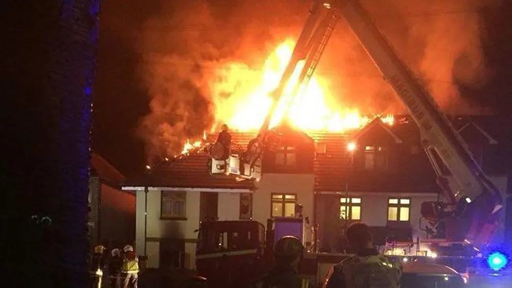 Ngọn lửa nhấn chìm nhà điều dưỡng ở Chingford, London, Anh, ngày 20-4-2018. Ảnh: TWITTER/LONDON FIRE BRIGADE