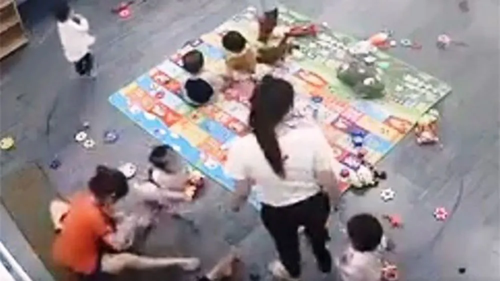 Nghệ An: Đình chỉ cô giáo đánh trẻ gây bức xúc dư luận