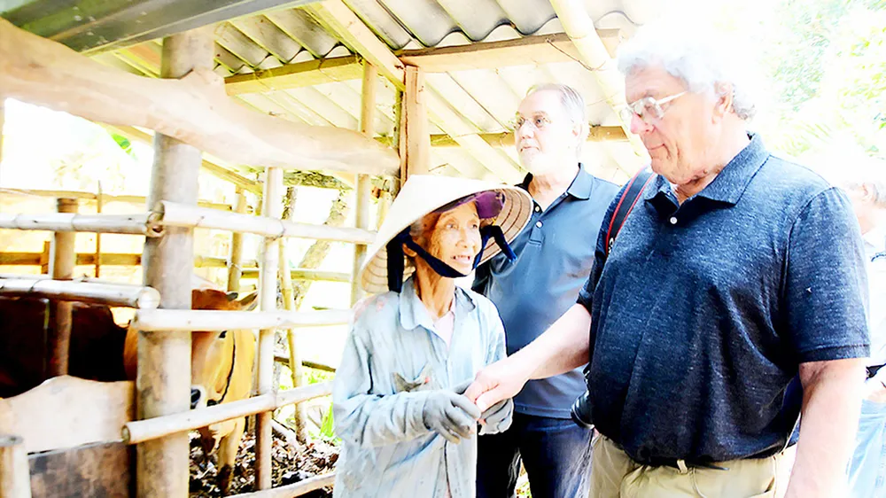 Ông Mike Poehm thăm hỏi người già ở làng Sơn Mỹ