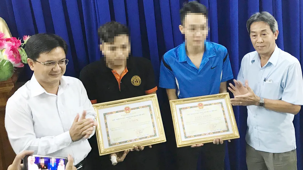 Vụ kẻ cướp bị truy đuổi đâm 2 nam thanh niên trọng thương: Thưởng nóng người dân bắt cướp