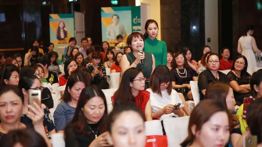 Các nữ CEO tham gia thảo luận nhiệt tình cùng các diễn giả 