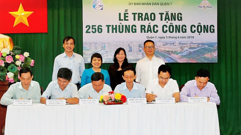 Lễ trao tặng tại hội trường UBND quận 7