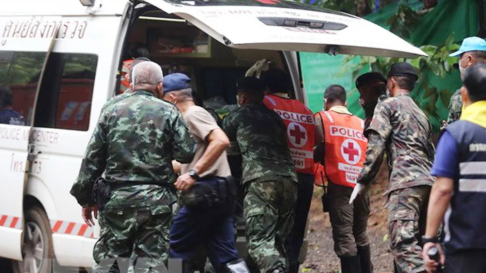 Các thành viên đội cứu hộ tại hang Tham Luang. Ảnh: CNN