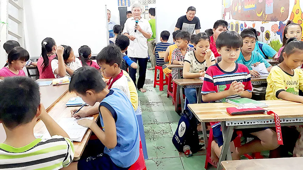 “Ông giáo già” nặng nợ trẻ nhập cư
