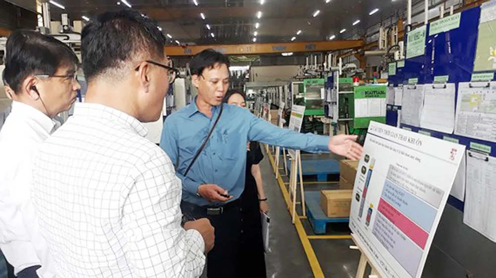 Các chuyên gia Samsung tham gia khảo sát, đánh giá kết quả thực hiện sau 3 tháng cải tiến tại DN