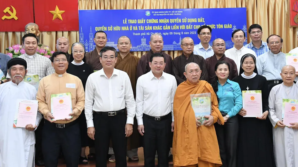 Đại diện các cơ sở tôn giáo nhận Giấy chứng nhận