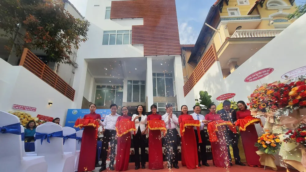 Phó Chủ tịch HĐND TPHCM Nguyễn Văn Dũng cùng các đại biểu cắt băng khánh thành
