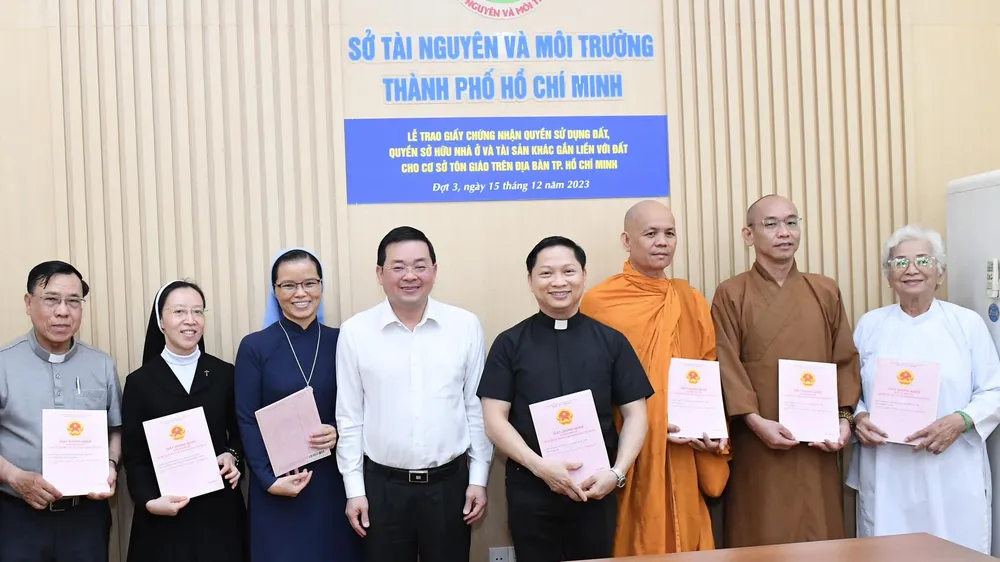 Giám đốc Sở TNMT Nguyễn Toàn Thắng chụp hình lưu niệm với đại diện các cơ sở tôn giáo nhận Giấy Chứng nhận. Ảnh: VIỆT DŨNG