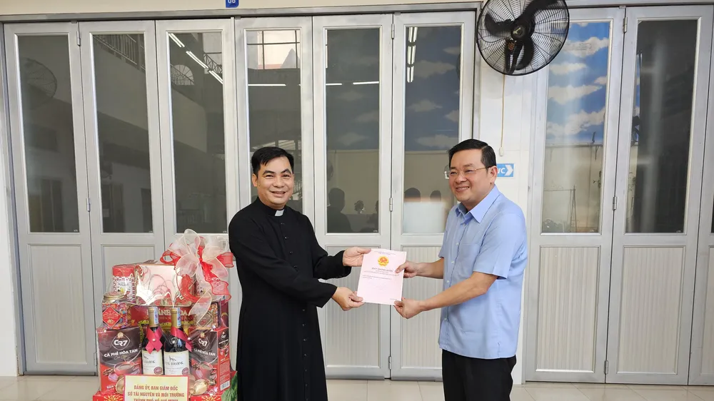 Giám đốc Nguyễn Toàn Thắng trao GCN cho linh mục Nguyễn Tiến Hùng
