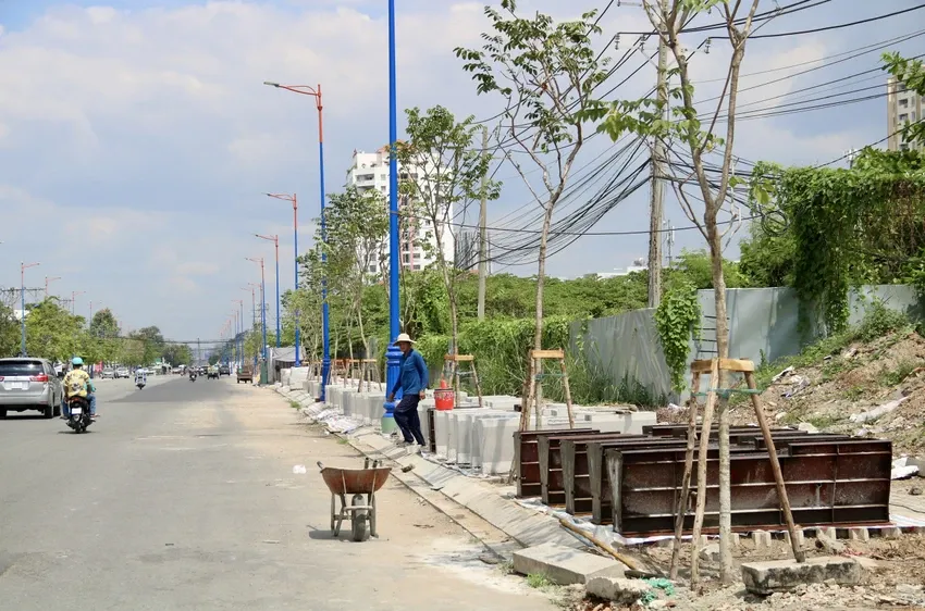 Một đoạn đường Lương Định Của đang được thi công