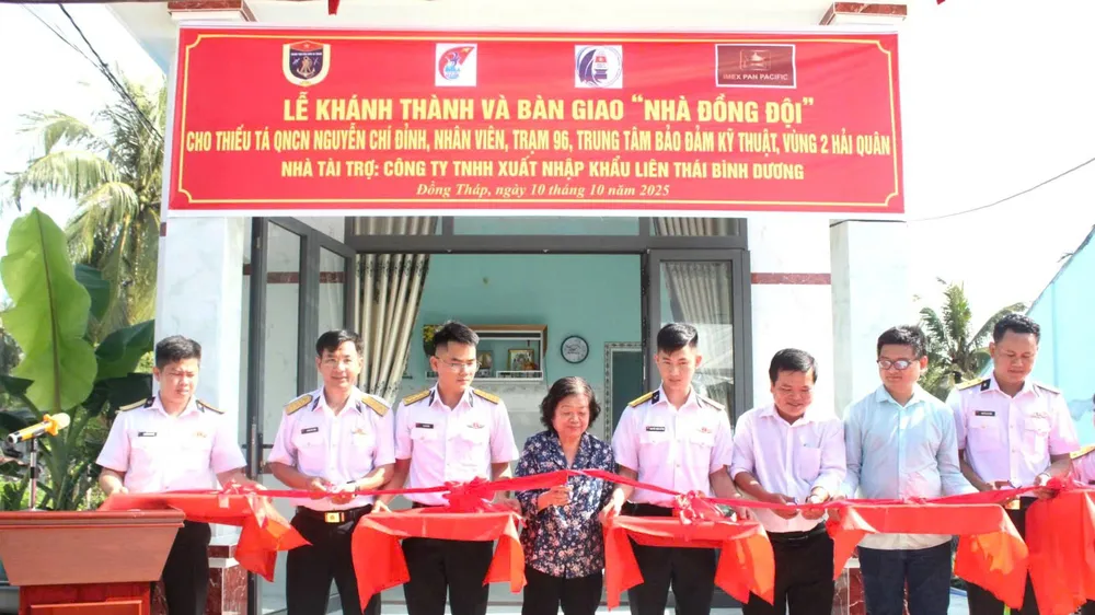 Nguyên Phó Chủ tịch nước Trương Mỹ Hoa cùng lãnh đạo đơn vị cắt băng khánh thành “Nhà đồng đội”