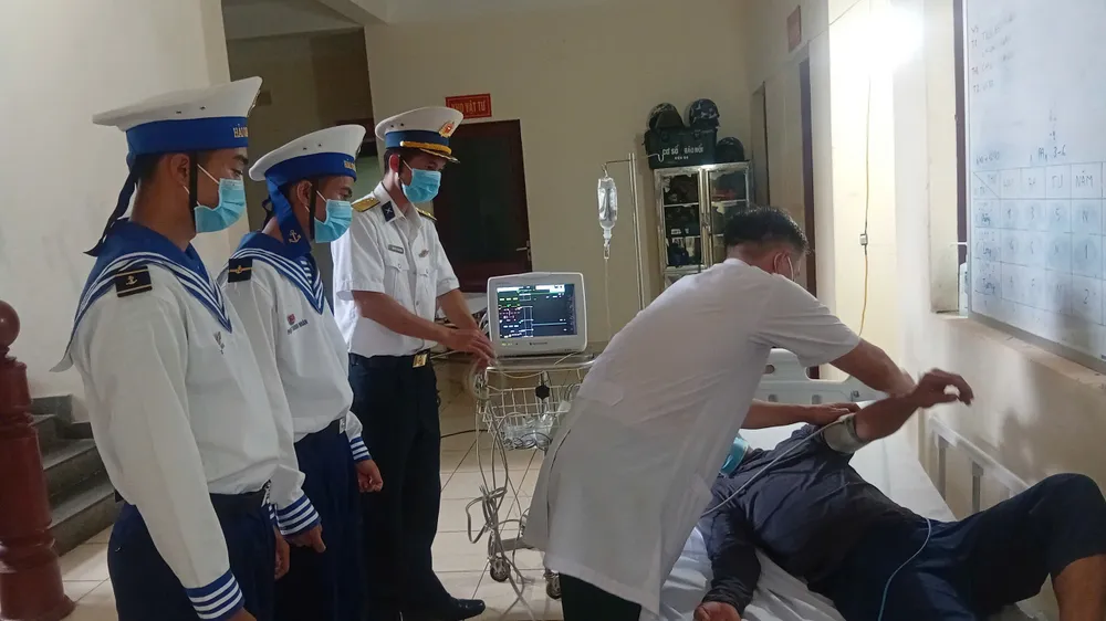 Bác sĩ Bệnh xá đảo Trường Sa thăm khám cho bệnh nhân