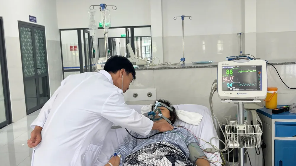Cứu sống nữ du khách giữa sóng dữ