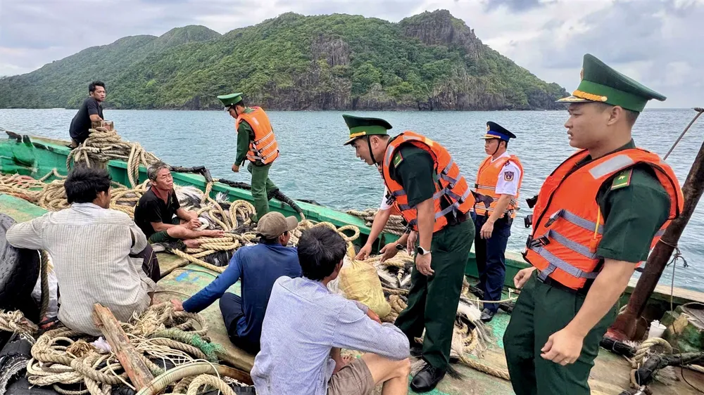 Cứu 5 ngư dân bị chìm tàu ở vùng biển Côn Đảo