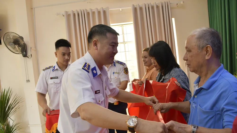 “Ước mơ đến trường” được chắp cánh từ những món quà nghĩa tình