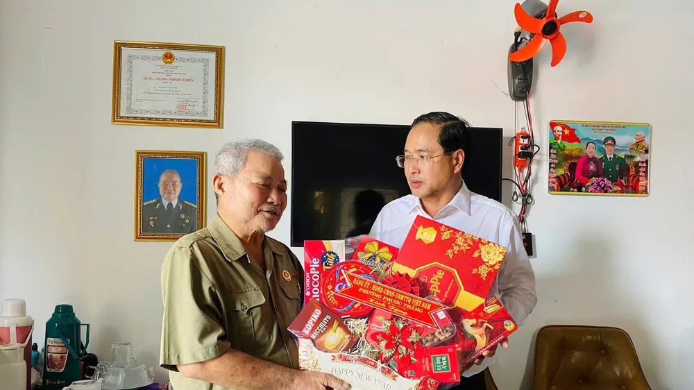 Phường Phước Thắng: Thăm, tặng quà các gia đình chính sách