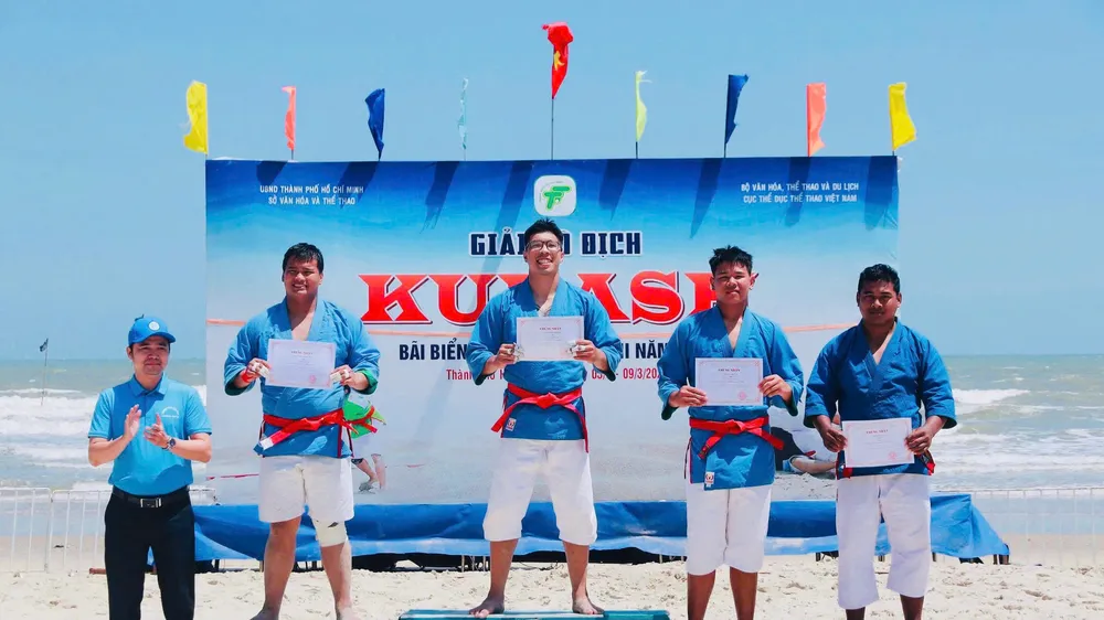Trần Thanh Hiển mang niềm vui vàng về cho TPHCM ở Kurash bãi biển quốc gia