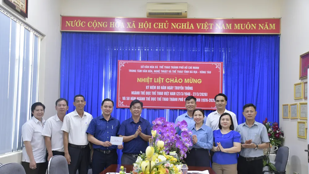Phó Trưởng ban thường trực Ban Tuyên giáo và Dân vận Thành ủy TPHCM Lê Văn Minh đến thăm các tập thể, cá nhân tiêu biểu của ngành thể dục thể thao TPHCM. Ảnh: TRÚC GIANG