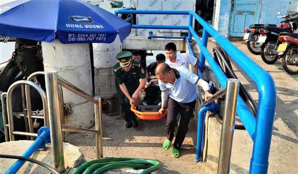 Kịp thời cấp cứu thuyền viên nước ngoài gặp nạn trên biển