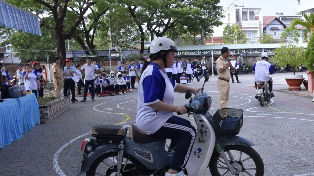 CSGT TPHCM hướng dẫn học sinh kỹ năng lái xe an toàn