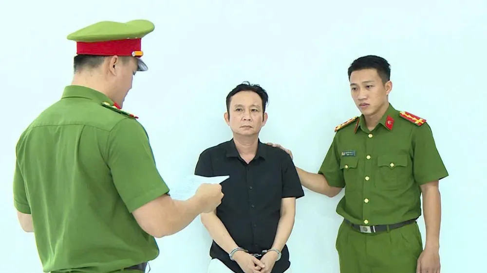 Cơ quan điều tra thi hành lệnh bắt tạm giam Nguyễn Thế Vinh. Ảnh: CACC