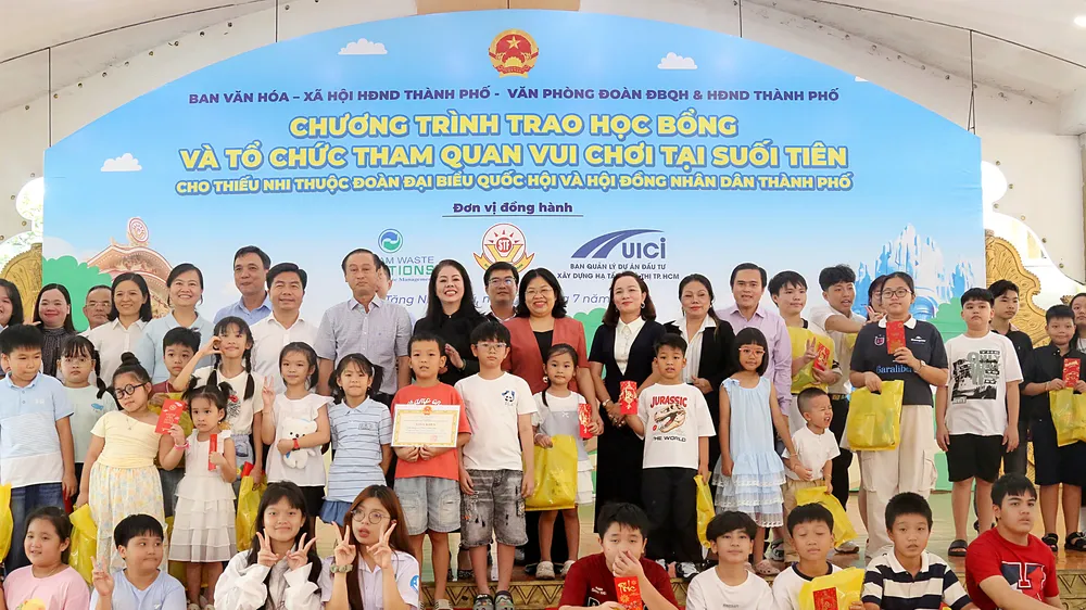 Tặng học bổng, động viên con cán bộ, công chức có thành tích học tập tốt