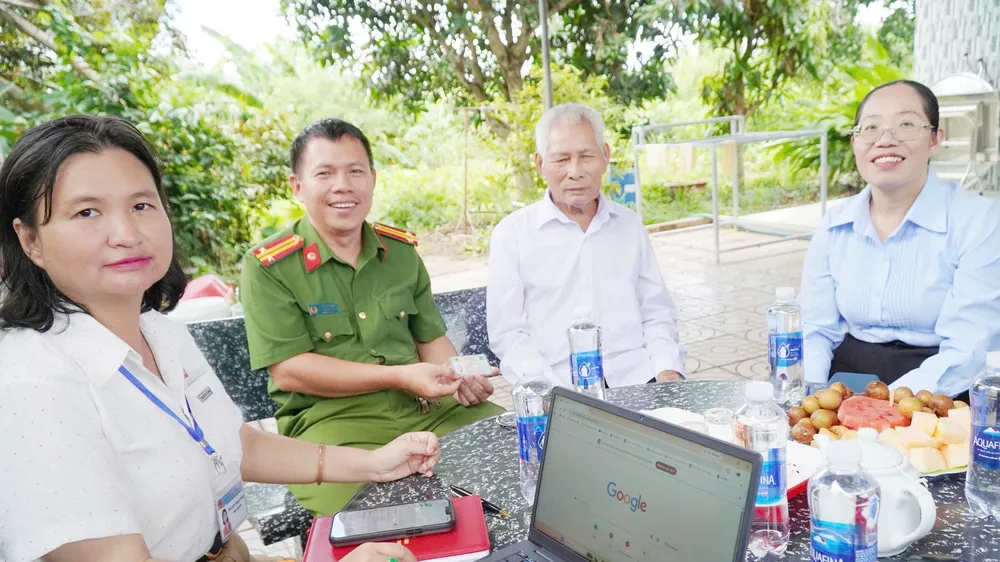 Người cao tuổi, người yếu thế được hỗ trợ làm thủ tục hành chính tại nhà