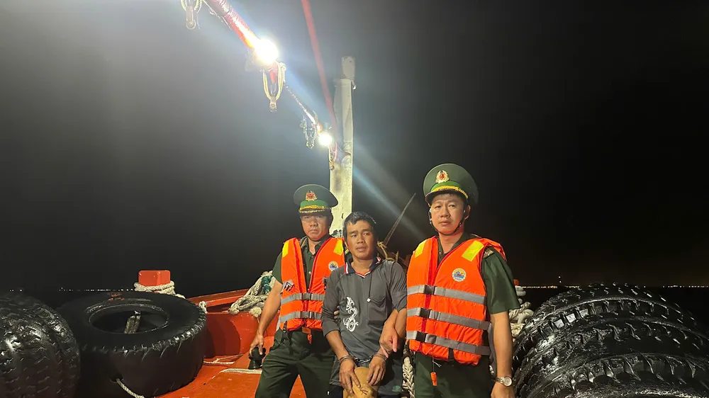 Bắt đối tượng phạm tội trốn trên tàu cá ở Vũng Tàu