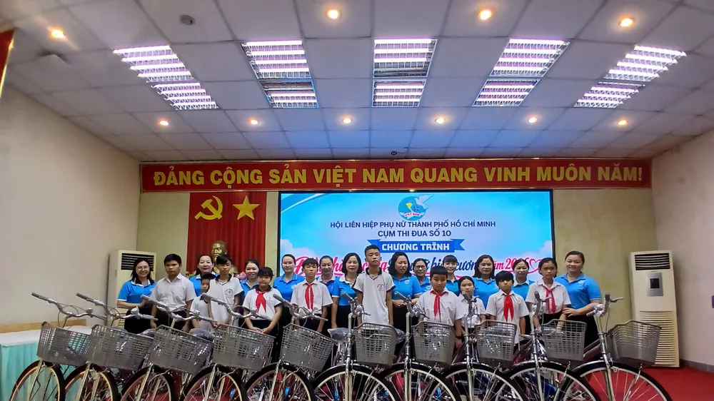 Trao yêu thương, tiếp sức phụ nữ và trẻ em khó khăn