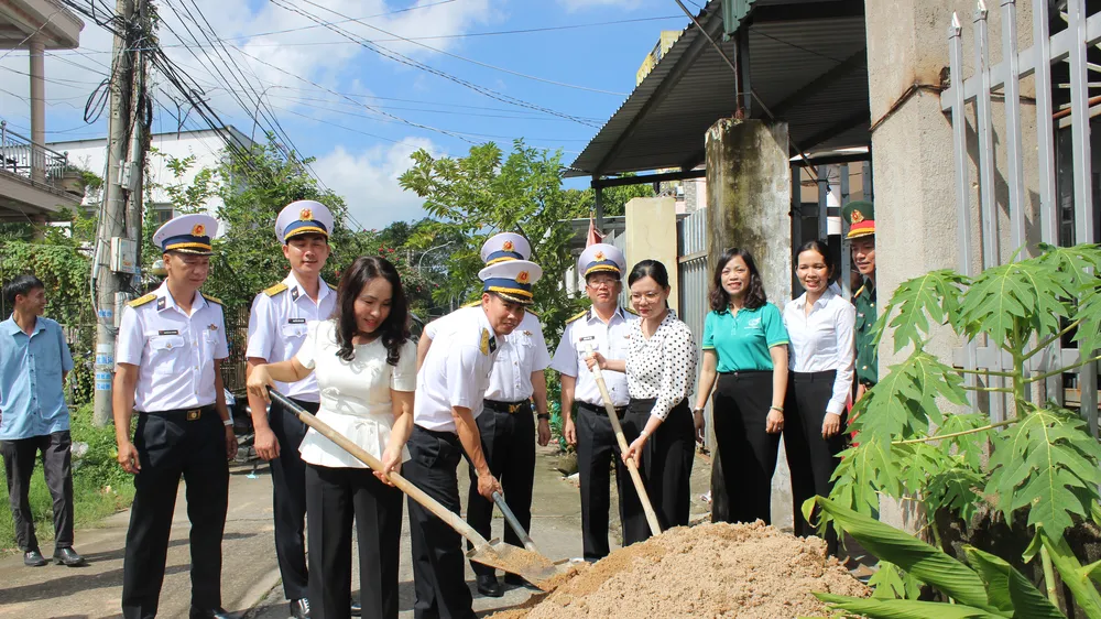 Xây nhà Đại đoàn kết cho hộ khó khăn ở phường Tân Phước
