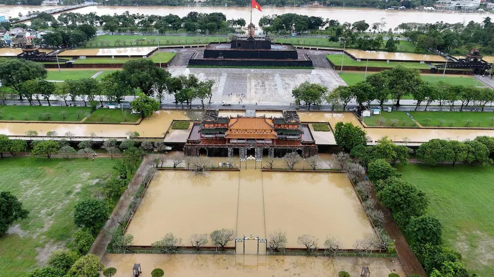 Đại nội Huế sau khi lũ rút