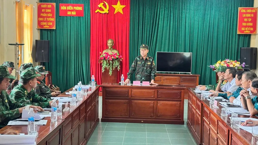 Thiếu tướng Nguyễn Quốc Hương, Phó Tư lệnh Quân khu 5 làm việc với các xã ven biển Đắk Lắk để lên phương án ứng phó bão số 13