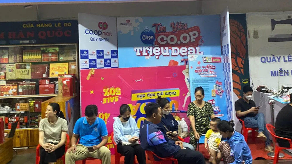 Co.opmart Quy Nhơn là nơi trú ấn an toàn, cung cấp điện sạc thiết bị di động trong lúc mất điện diện rộng