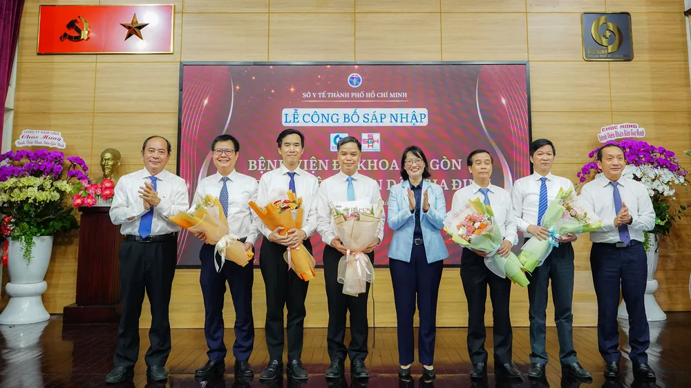 Phó Chủ tịch UBND TPHCM Trần Thị Diệu Thúy và Ban Giám đốc Sở Y tế chúc mừng Bệnh viện Nhân dân Gia Định