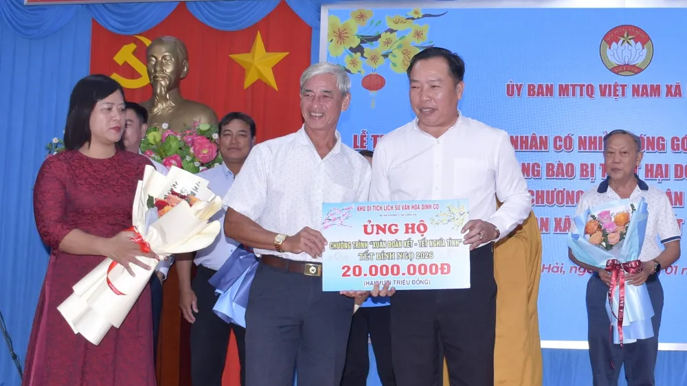 Xã Châu Pha trao 79 suất học bổng cho học sinh vượt khó