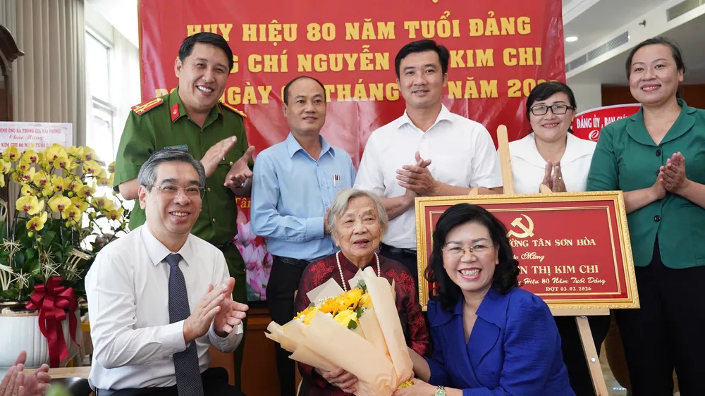 Lãnh đạo TPHCM trao Huy hiệu 80 năm tuổi Đảng đến đồng chí Nguyễn Thị Kim Chi